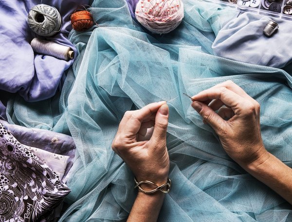 Quels sont les critères à prendre en compte pour choisir un tissu pour son projet de couture ?