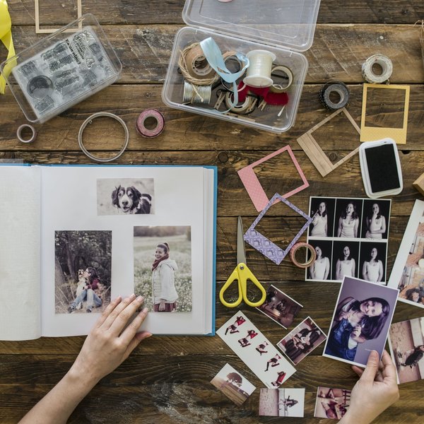 La création d’un album photo avec des photos en papier