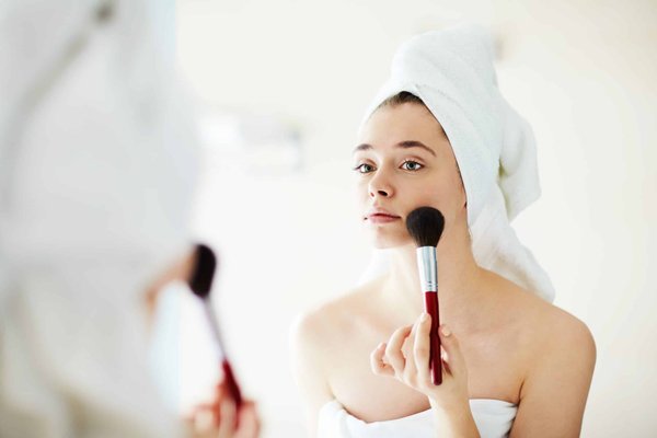 Quelle routine pour un maquillage naturel et protecteur en été ?