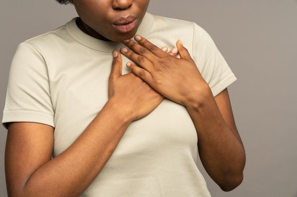 Quelles stratégies de respiration profonde sont efficaces pour les femmes asthmatiques?