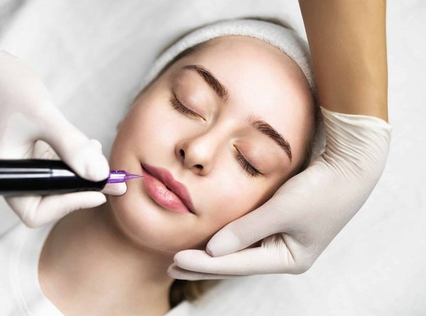 Exploration du maquillage permanent à Dijon : Techniques, avantages et risques