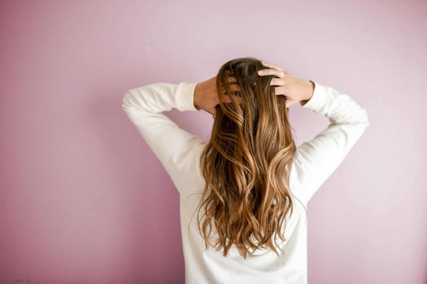 Quelle est la meilleure méthode pour teindre les cheveux avec des ingrédients naturels ?