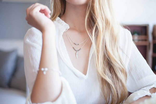 Quelles techniques pour porter des bijoux statement sans paraître trop chargé ?