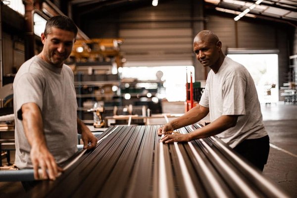 Quels styles de chemisiers privilégier pour un look professionnel et féminin ?