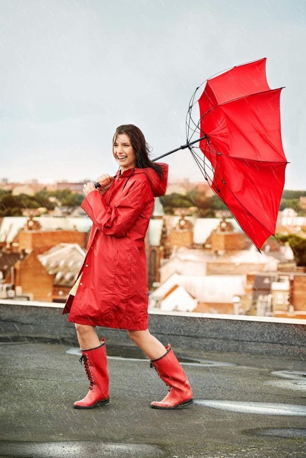 La marque Rains, spécialisée dans les vêtements de pluie